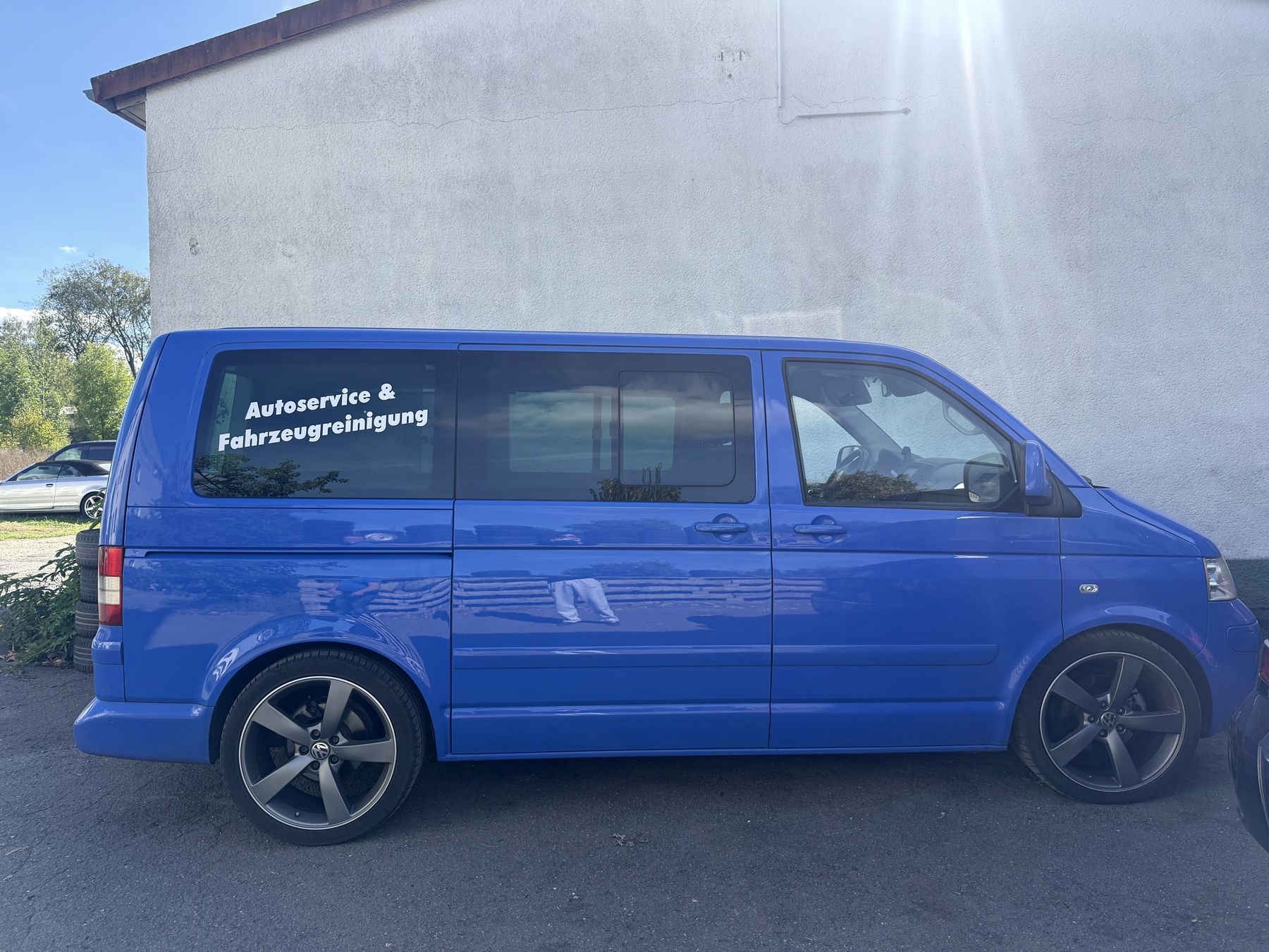 Der blaue Transporter von Henry’s Garage vor der Halle