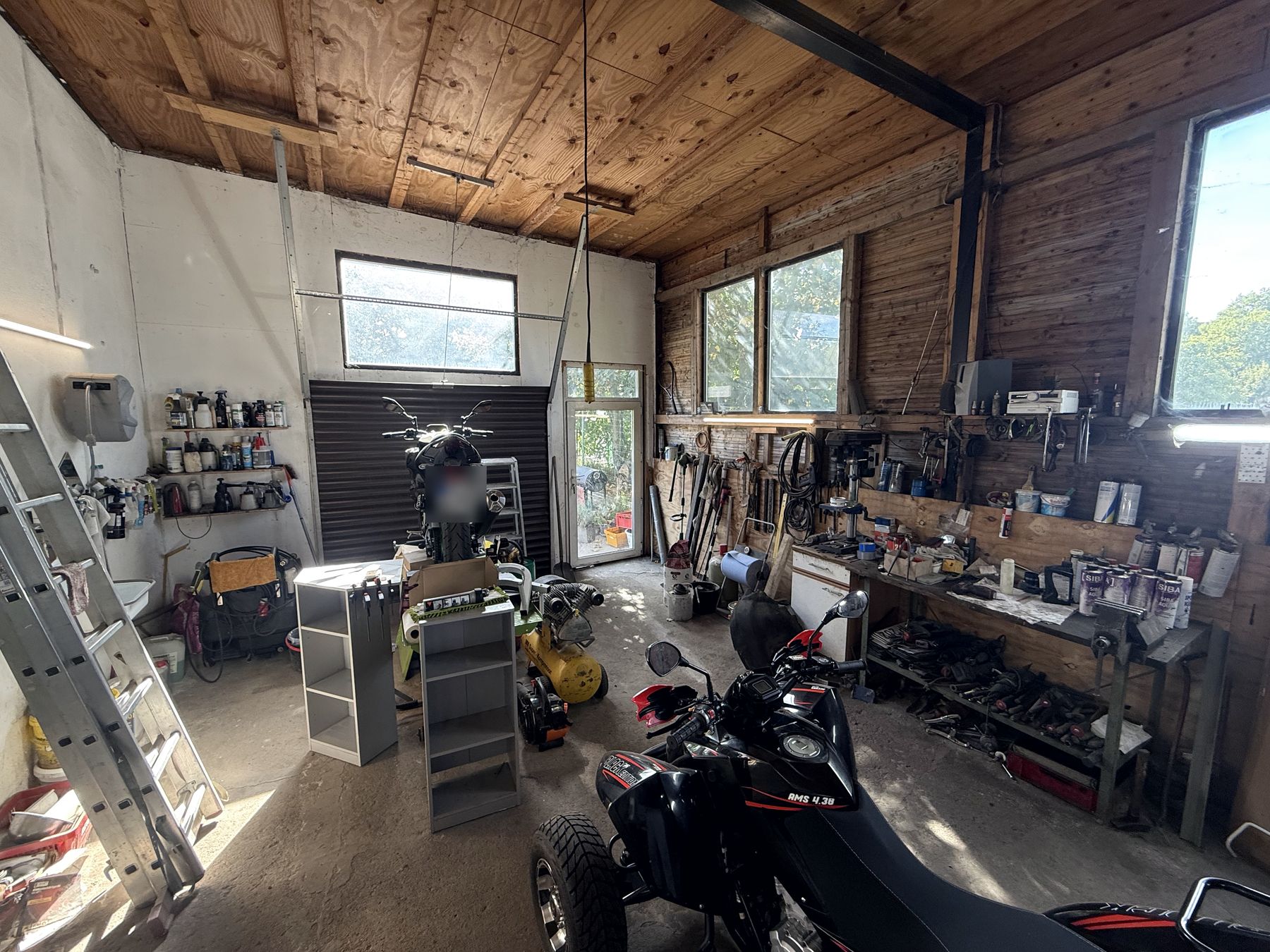 Werkbank und Motorräder in der Halle