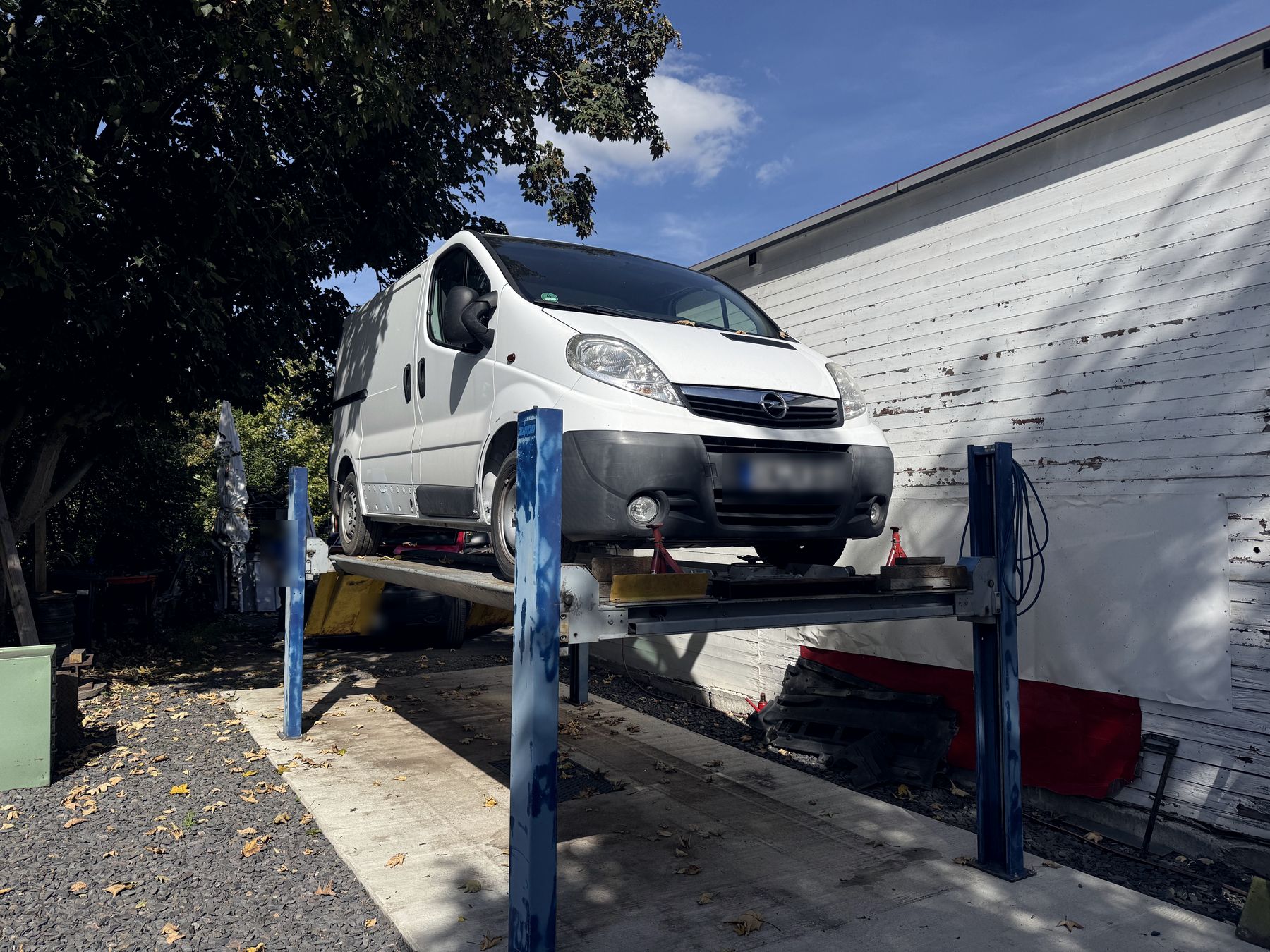 Transporter angehoben auf der Außenbühne